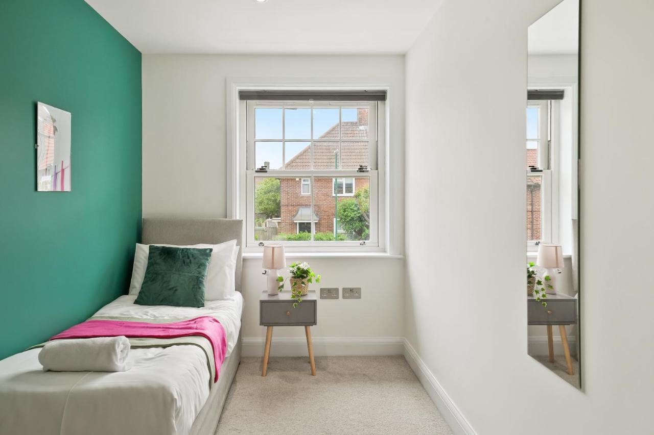 Lovely 4 Bed With Ensuite Free Wifi Off Street Parking In Sutton Morden  Екстер'єр фото